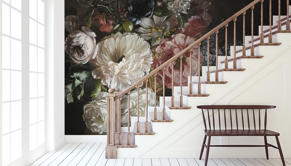 mural floral oscuro en la escalera