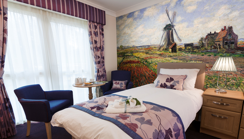 Muurschildering van de windmolen van Monet in de slaapkamer van een verzorgingstehuis