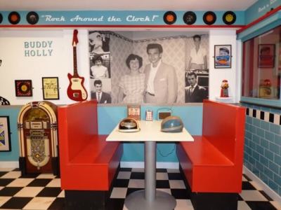 customer diner with own wallpaper customer diner with own wallpaper