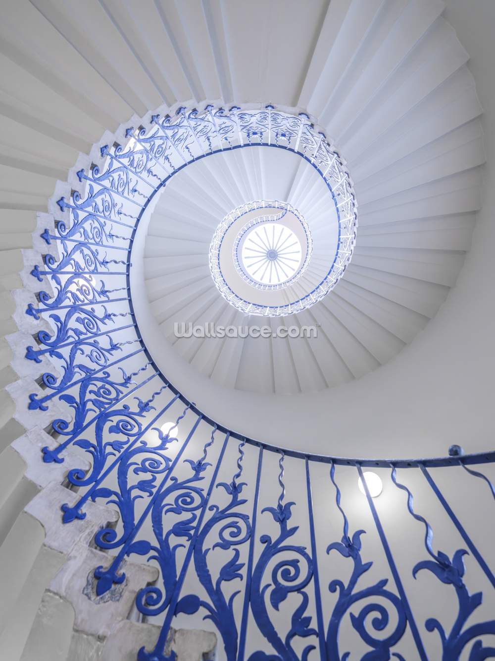 mural de pared con efecto 3D azul y blanco llamado escalera en espiral de Assaf Frank