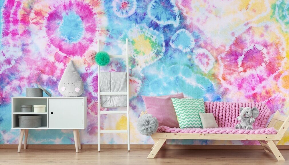 papel pintado tie dye en dormitorio de niñas