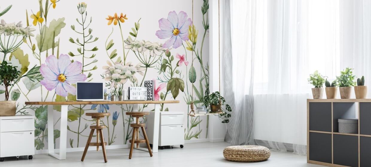 papier peint à fleurs dans un bureau à domicile