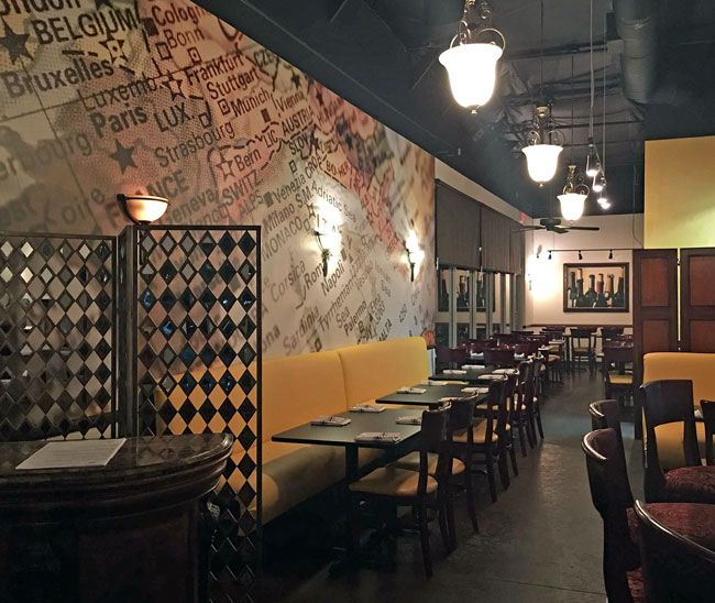 Hermosos diseños de papel pintado para el interior de tu bar 