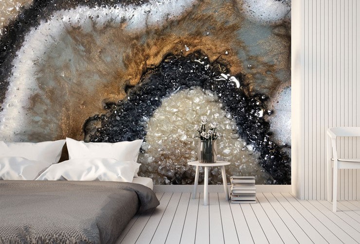 ورق حائط رخامي باللونين الأسود والذهبي في غرفة نوم رمادية وبيضاء بسيطة