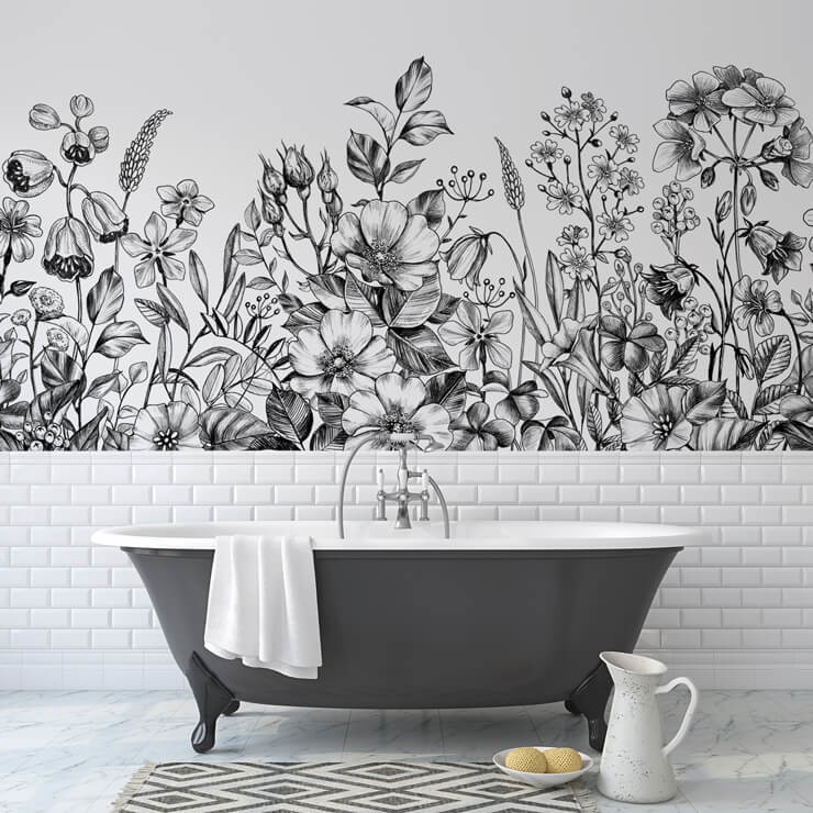 Papel de parede ilustrado com flores monocromáticas no banheiro preto e branco
