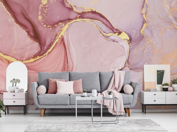 لوحة جدارية باللونين الوردي والذهبي في صالة ذات اتجاه رخامي رمادي ووردي