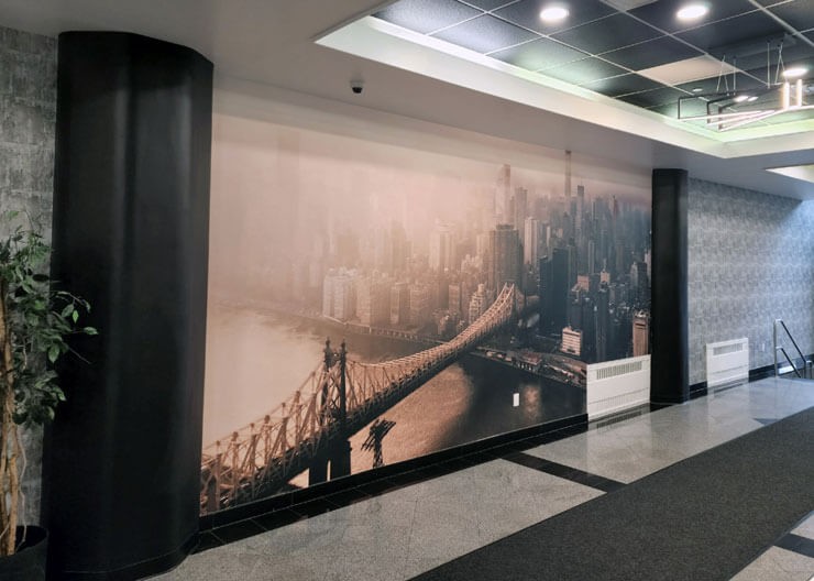 Large wall with a realistic wallpaper of the manhattan skyline