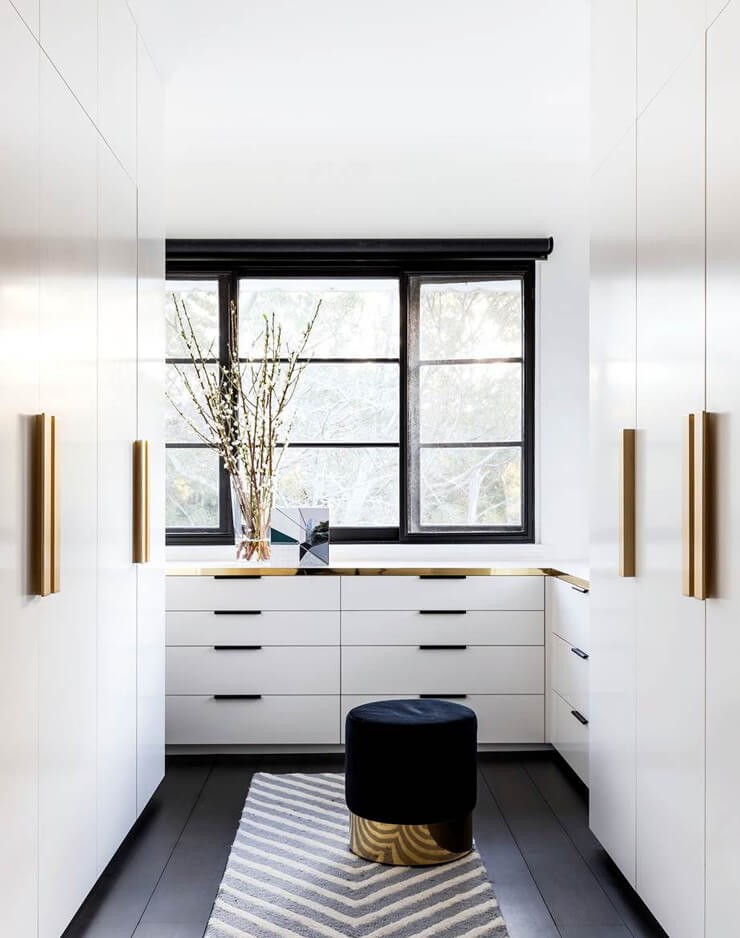 Black and white dressing room idea