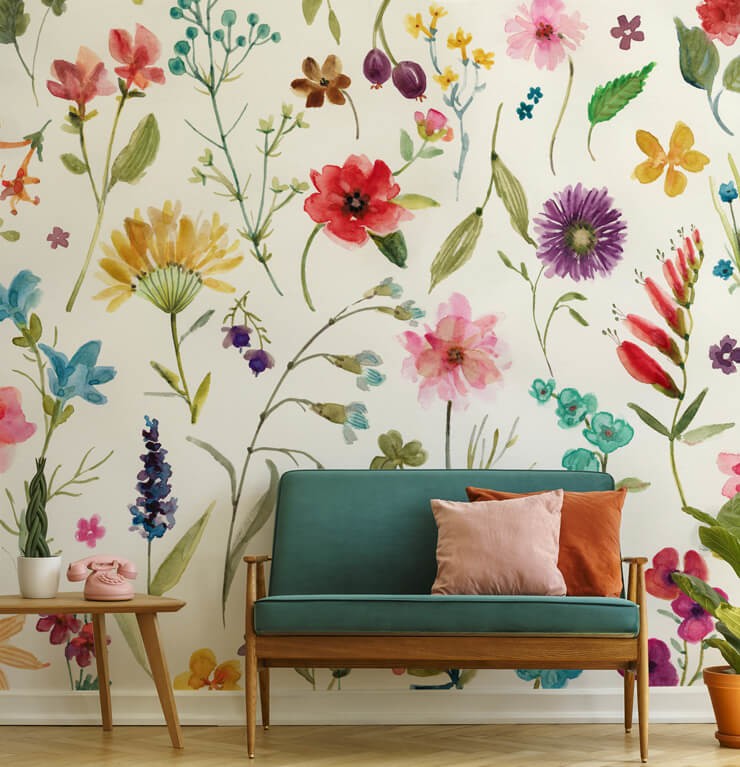 papel de parede floral multicolorido na sala de estar verde e laranja